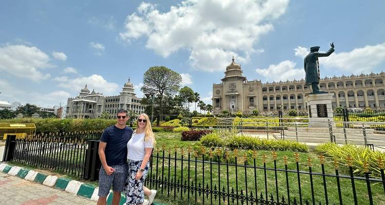 Paar posiert vor Vidhana Soudha mit einer Statue von Gandhiji.