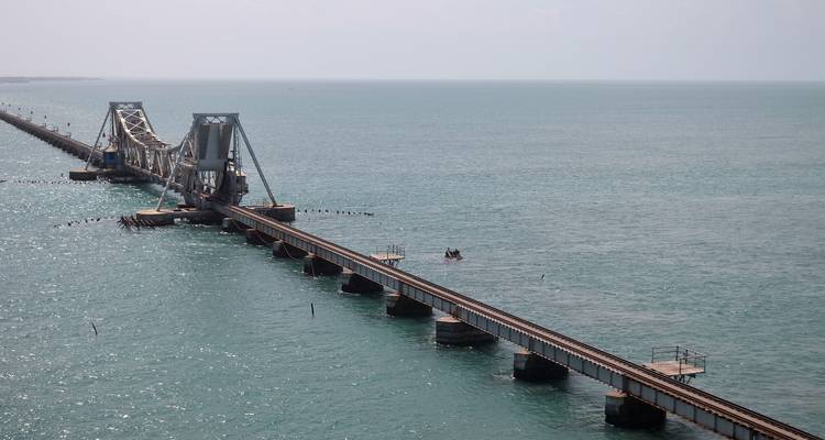 Un long pont ferroviaire s'étendant sur une vaste étendue d'eau.