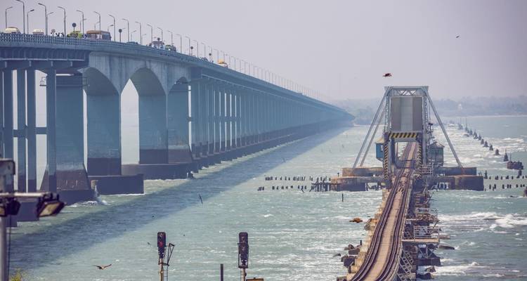 Deux ponts s'étendant au-dessus de l'eau, l'un pour le train et l'autre pour les véhicules.