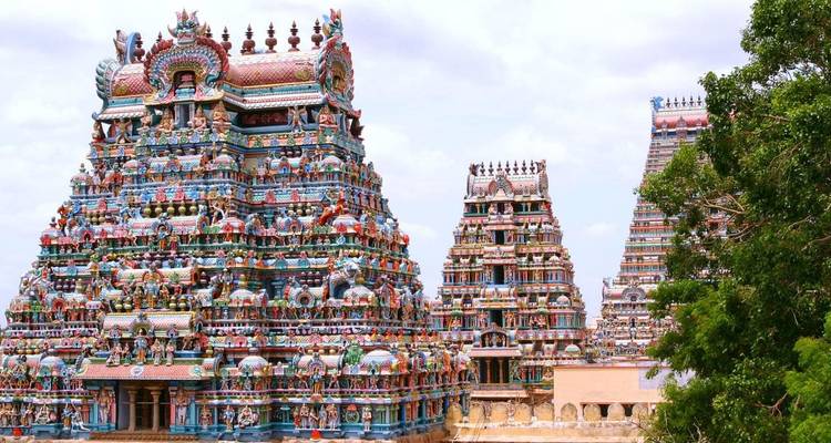 Tours ornées d'un temple vibrant et détaillé sous un ciel clair.