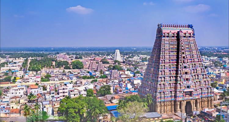 Vue aérienne d'une ville avec une tour de temple proéminente et colorée.