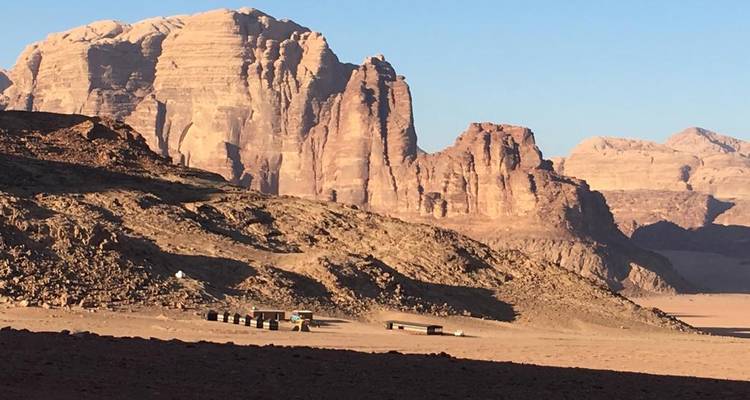 Wüstenlandschaft des Wadi Rum mit fernen Bergen.