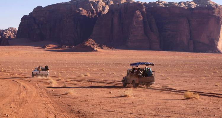 Tourfahrzeuge fahren durch die Wüste Wadi Rum.