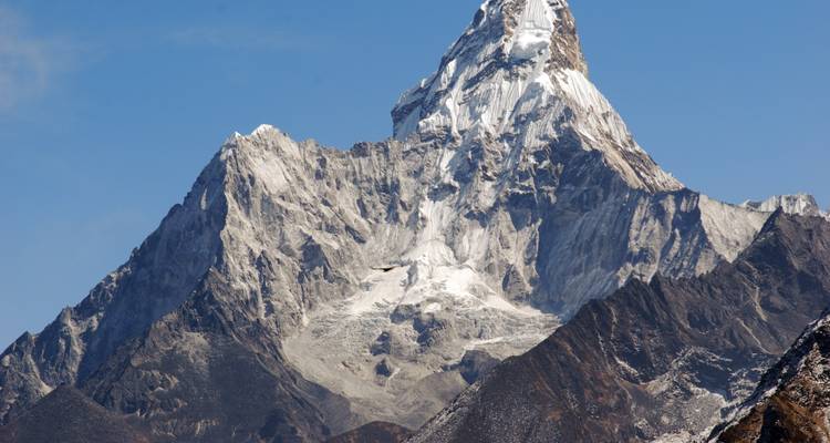 Sneeuwbedekte toppen van het Ama Dablam gebergte.