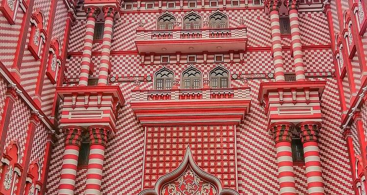 Façade de bâtiment aux motifs rouges et blancs complexes.