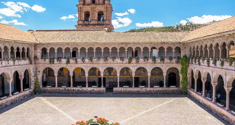 Cour intérieure d'un bâtiment ancien avec vue sur le ciel ouvert.