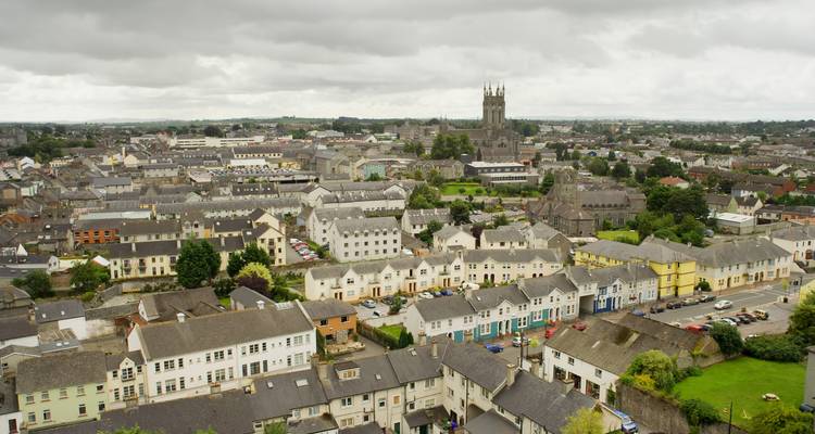 Vue aérienne d'une ville historique avec une église centrale.