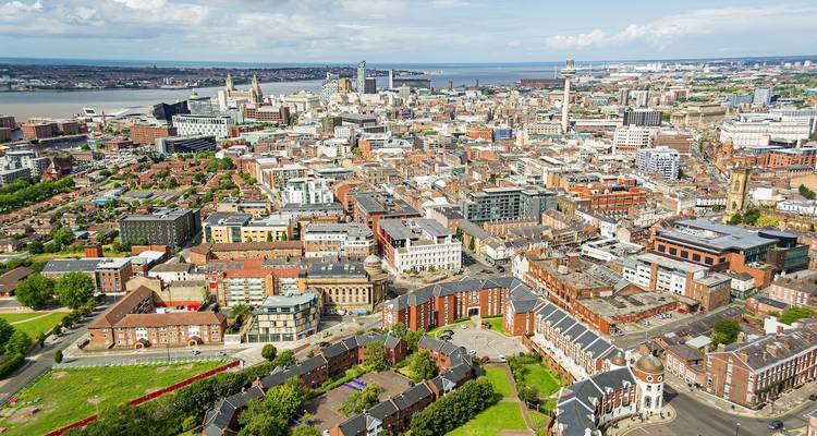 Vue aérienne d'une ville étendue avec une rivière et des quais.