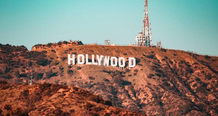 Panneau Hollywood sur une colline.