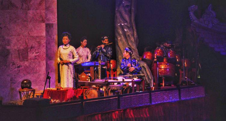 Traditionele muzikanten die instrumenten bespelen op een podium.