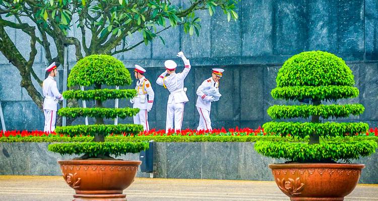 Wachters die van dienst wisselen voor het Ho Chi Minh Mausoleum.