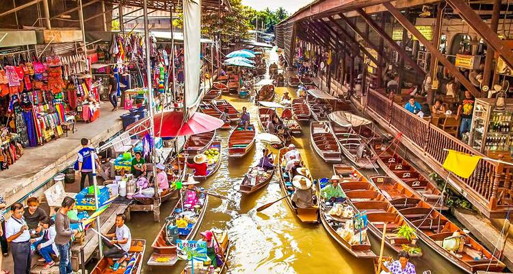 Bunter schwimmender Markt mit zahlreichen Booten.
