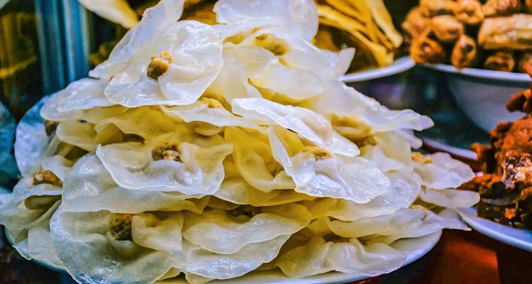 Ein Teller mit traditionellen vietnamesischen Reispapier-Snacks.