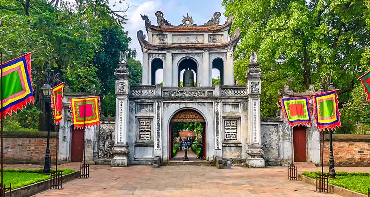 De toegangspoort tot de Literatuurtempel met kleurrijke banieren.