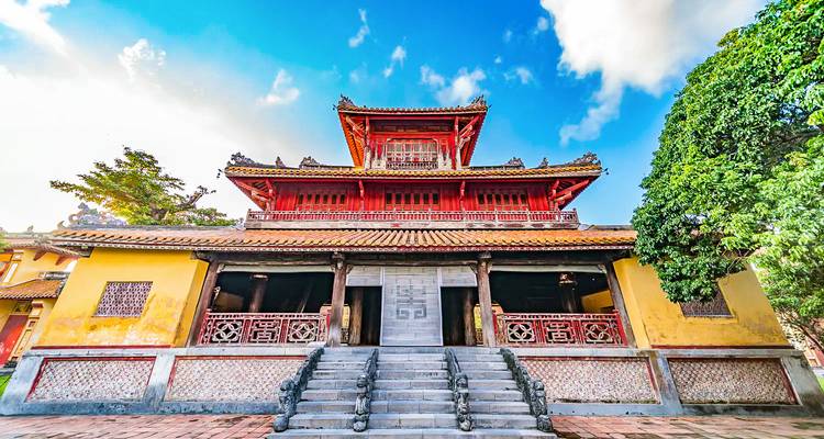 Keizerlijke citadel met sierlijke rode en gele architectuur.