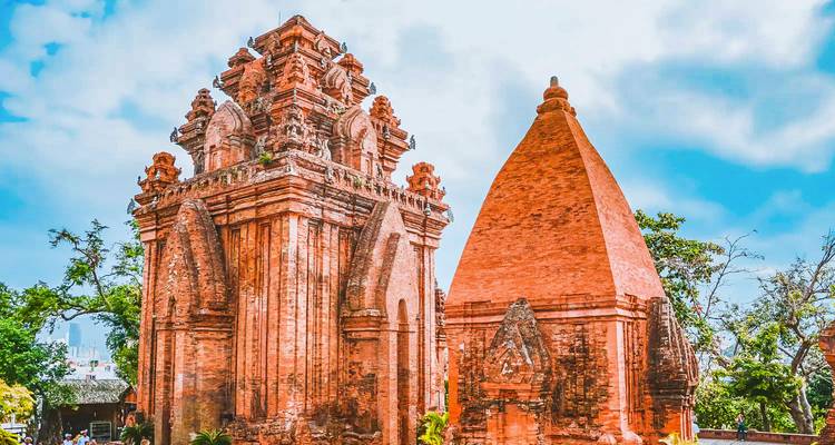 Oude Cham-torens gemaakt van rode baksteen.