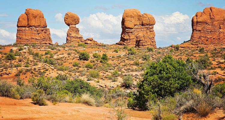 Rotsformaties onder een heldere blauwe hemel.