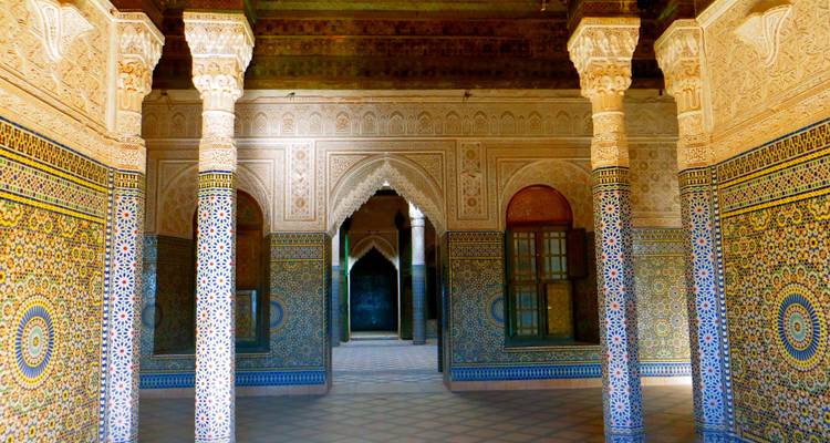 Raum mit kunstvollen Fliesenmustern und Bögen, der traditionelle Handwerkskunst zeigt.