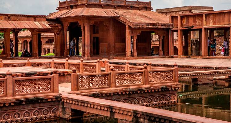Blick auf Fatehpur Sikri mit architektonischen Details und Reflexionen.