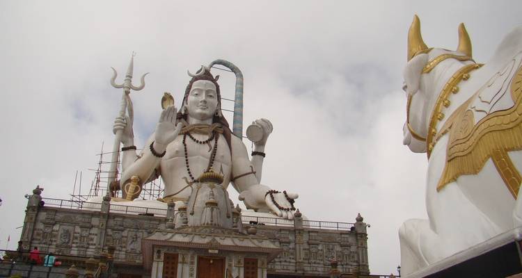 Große Statuen einer Gottheit und eines heiligen Stieres unter dem Himmel.