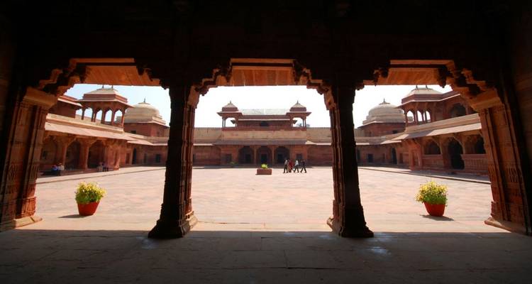 Komplizierte Mogul-Architektur, gesehen durch einen großen Türbogen.