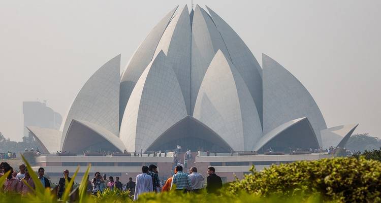 Lotus-Tempel mit Menschen, die sich um seine architektonische Schönheit versammelt haben.