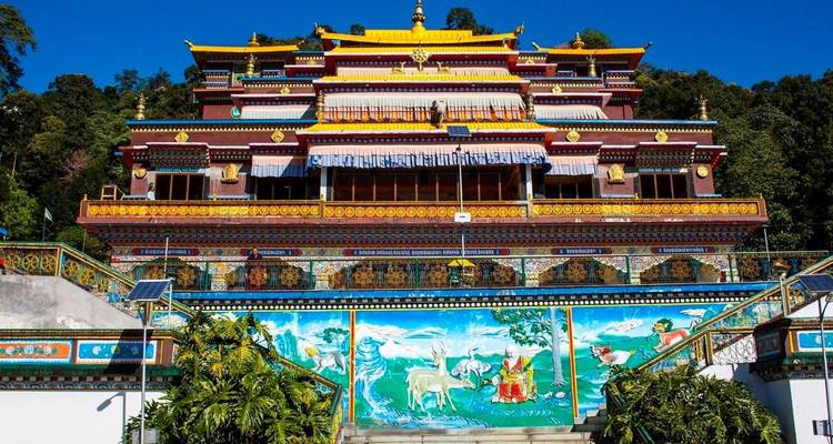 Ein farbenfrohes Kloster mit kunstvollen Verzierungen und blauem Himmel.