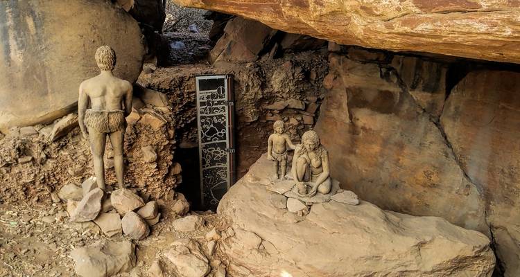 Grot met oude rotstekeningen en -gravures.