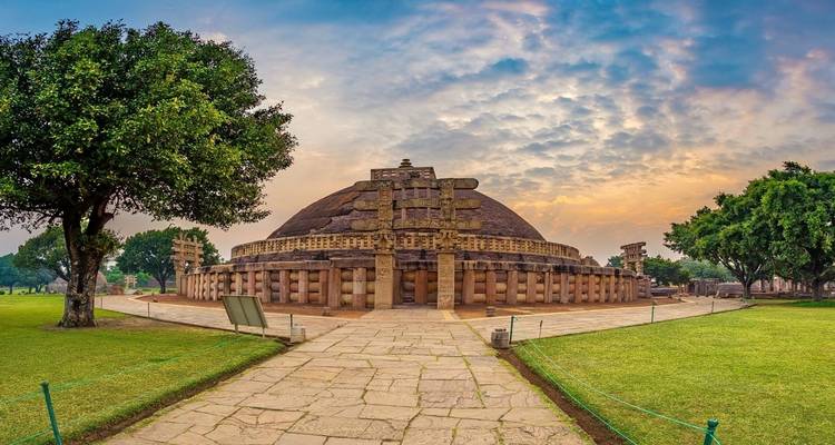 De Grote Stupa, een grote koepelvormige structuur omringd door groen.