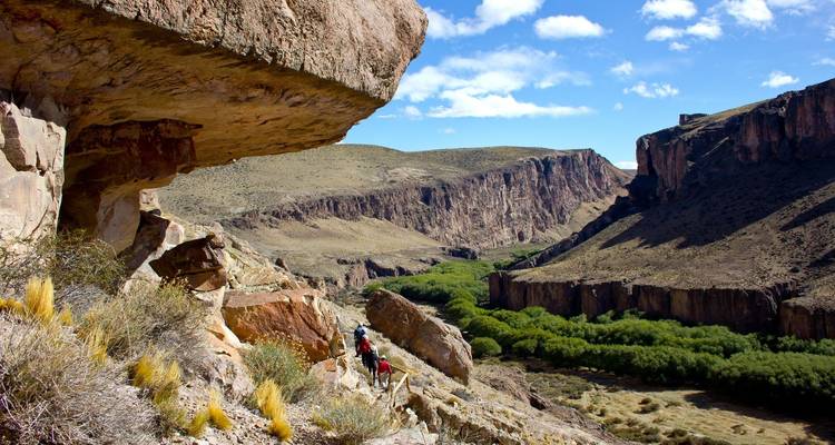 Schilderachtig landschap met wandelaars die een pad volgen.
