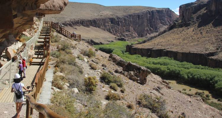 Wandelpad langs een klif met toeristen die het landschap bekijken.