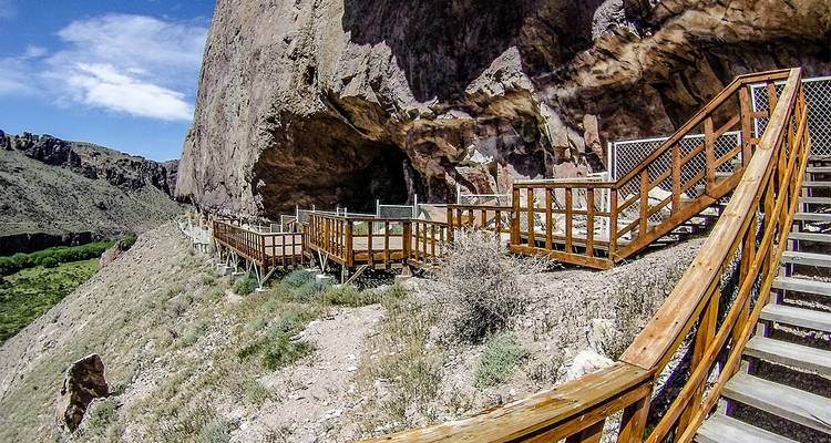 Houten loopbruggen naast rotsformaties.