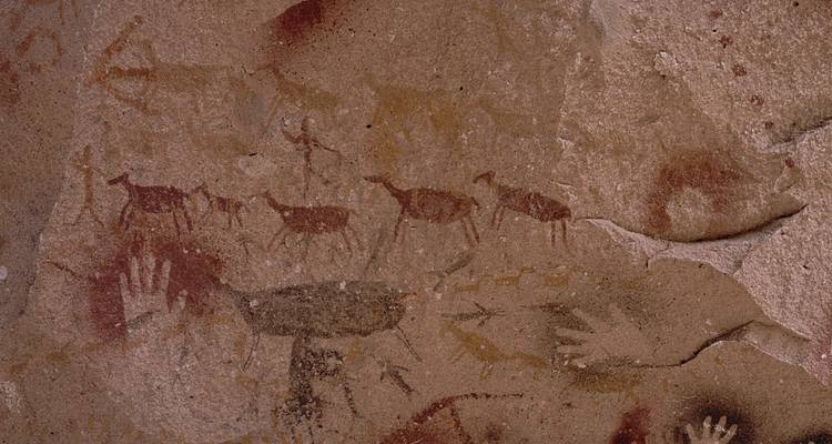 Petrogliefen van handafdrukken en dierfiguren.