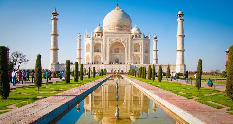 Das ikonische Taj Mahal mit seinem Spiegelteich.