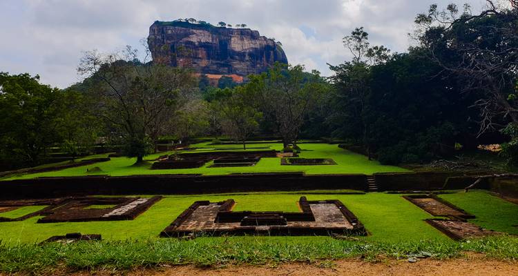 Une vue du rocher de Sigiriya avec des ruines antiques au premier plan.