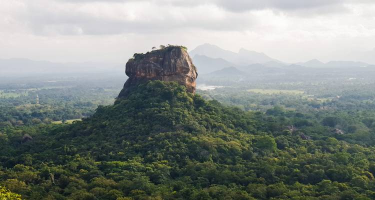 Vue aérienne du rocher de Sigiriya entouré d'une végétation luxuriante.