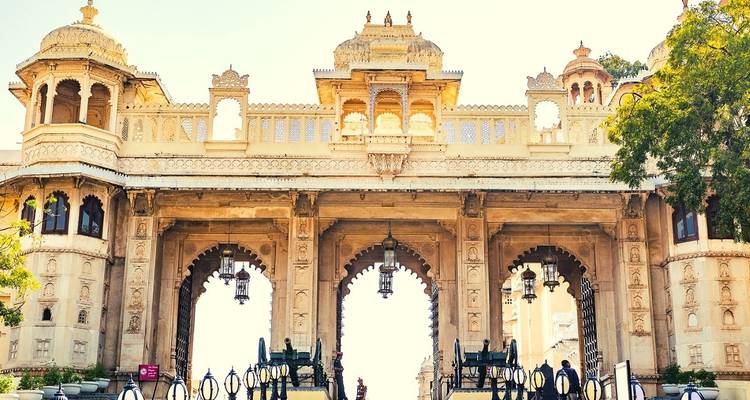Großer Eingang eines historischen Denkmals mit Kanonen.
