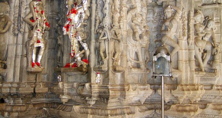 Ornate Steinschnitzereien im Inneren eines Tempels.