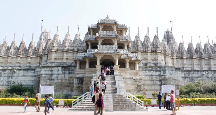 Tempel mit detaillierten Schnitzereien und Besuchertreppe.