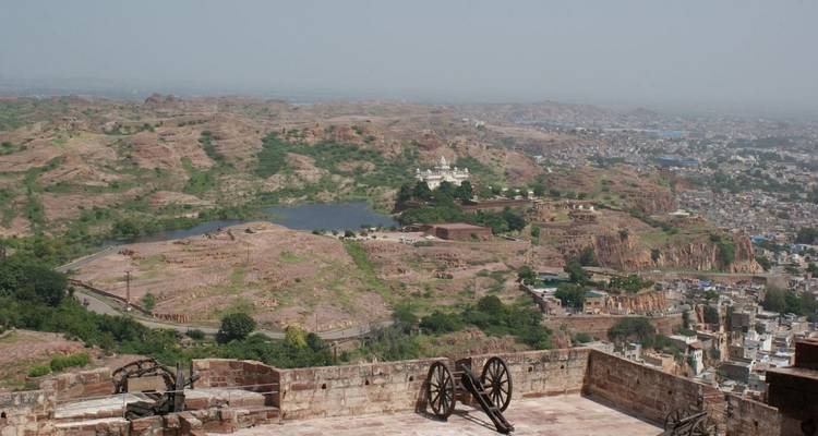 Panoramablick auf eine Festung auf einem Hügel mit Stadtkulisse.