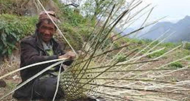 The English text "Man weaving a large basket outdoors" translates to German as:
**Mann, der draußen einen großen Korb flicht.**
Alternative translations could be:
- "Mann flicht einen großen Korb im Freien."
- "Mann, der im Freien einen großen Korb webt."