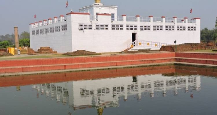 Der Maya-Devi-Tempel in Lumbini spiegelt sich in einem Teich wider.