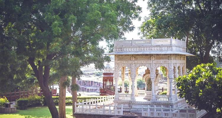 Decoratief paviljoen gelegen in een weelderig, groen park.