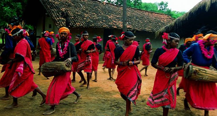 Traditionelle Tänzer in lebendiger Kleidung, die im Freien auftreten.