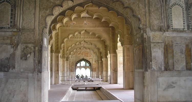 Gewelfde gang met ingewikkelde architecturale details.