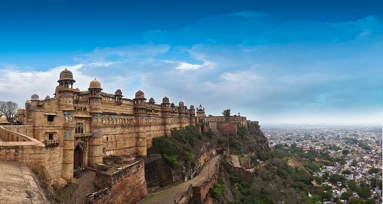 Gwalior Fort met uitzicht op het stadslandschap eronder.