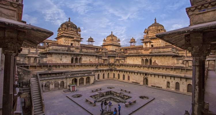 Orchha Fort complex met mensen op de binnenplaats.