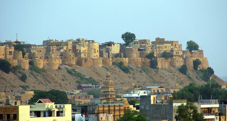 Stadtansicht mit einer großen Festung auf einem Hügel.