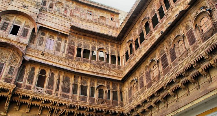 Innenhof eines reich verzierten historischen Sandsteingebäudes.