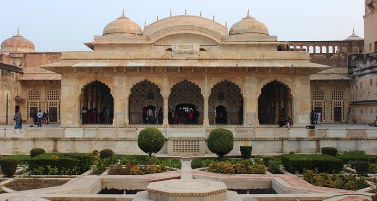 Fuerte Amber con jardines en primer plano y visitantes.